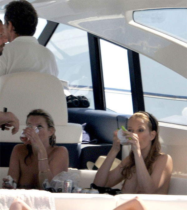 Kate moss mostrando grande topless su una barca
 #75383758