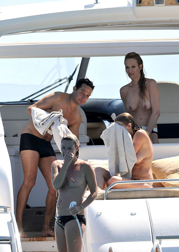 Kate moss s'exhibant topless sur un bateau
 #75383799