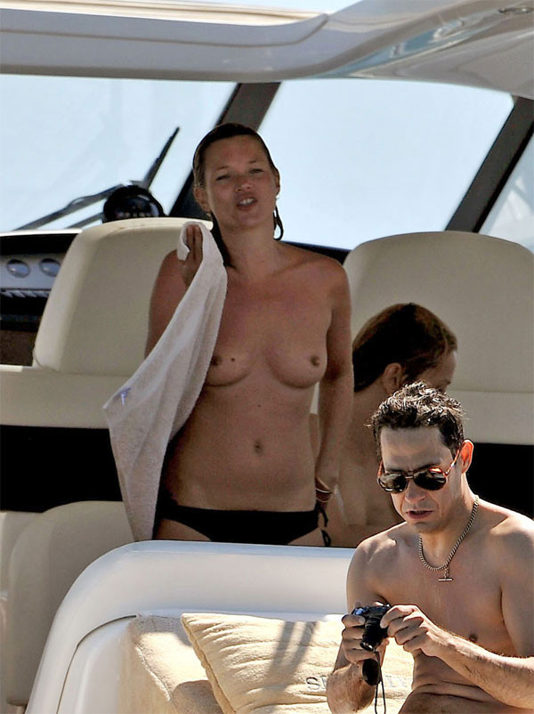 Kate moss s'exhibant topless sur un bateau
 #75383806