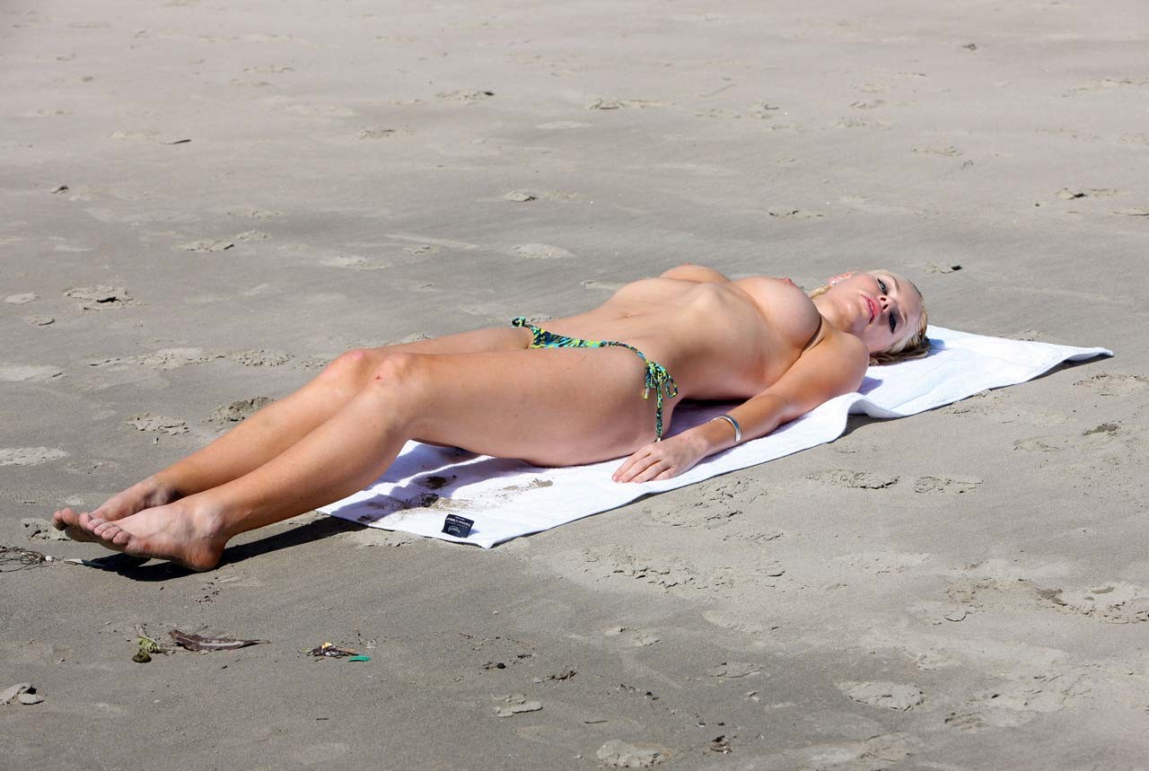 Sophie monk s'amusant sur la plage en topless et exposant son corps sexy.
 #75306249