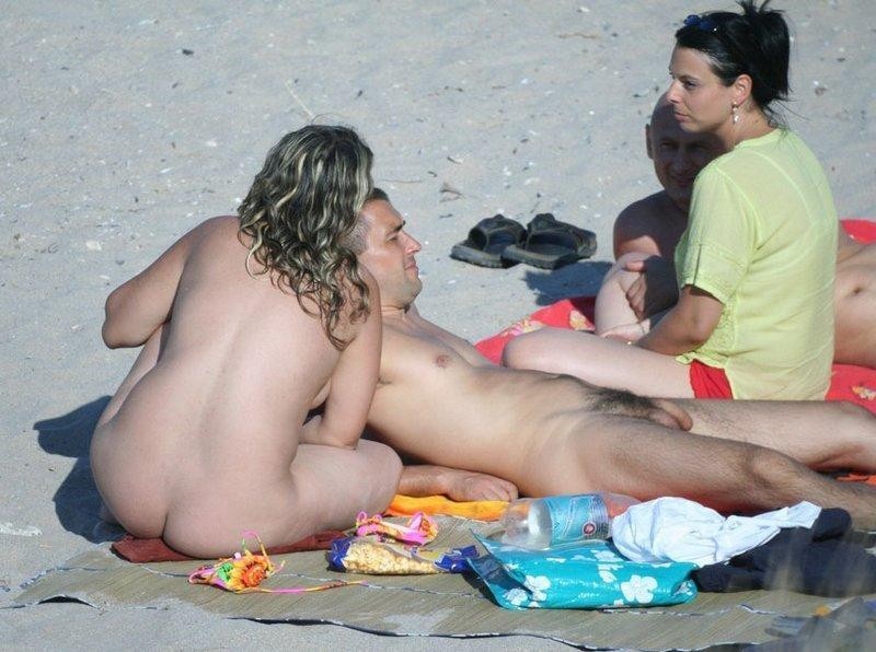 Des nudistes amateurs s'ouvrent et montrent leurs corps chauds.
 #72242066