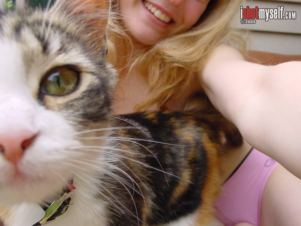 Chrissy, une amatrice aux gros seins et aux cheveux, prend des photos de sa chatte non épilée.
 #67997207