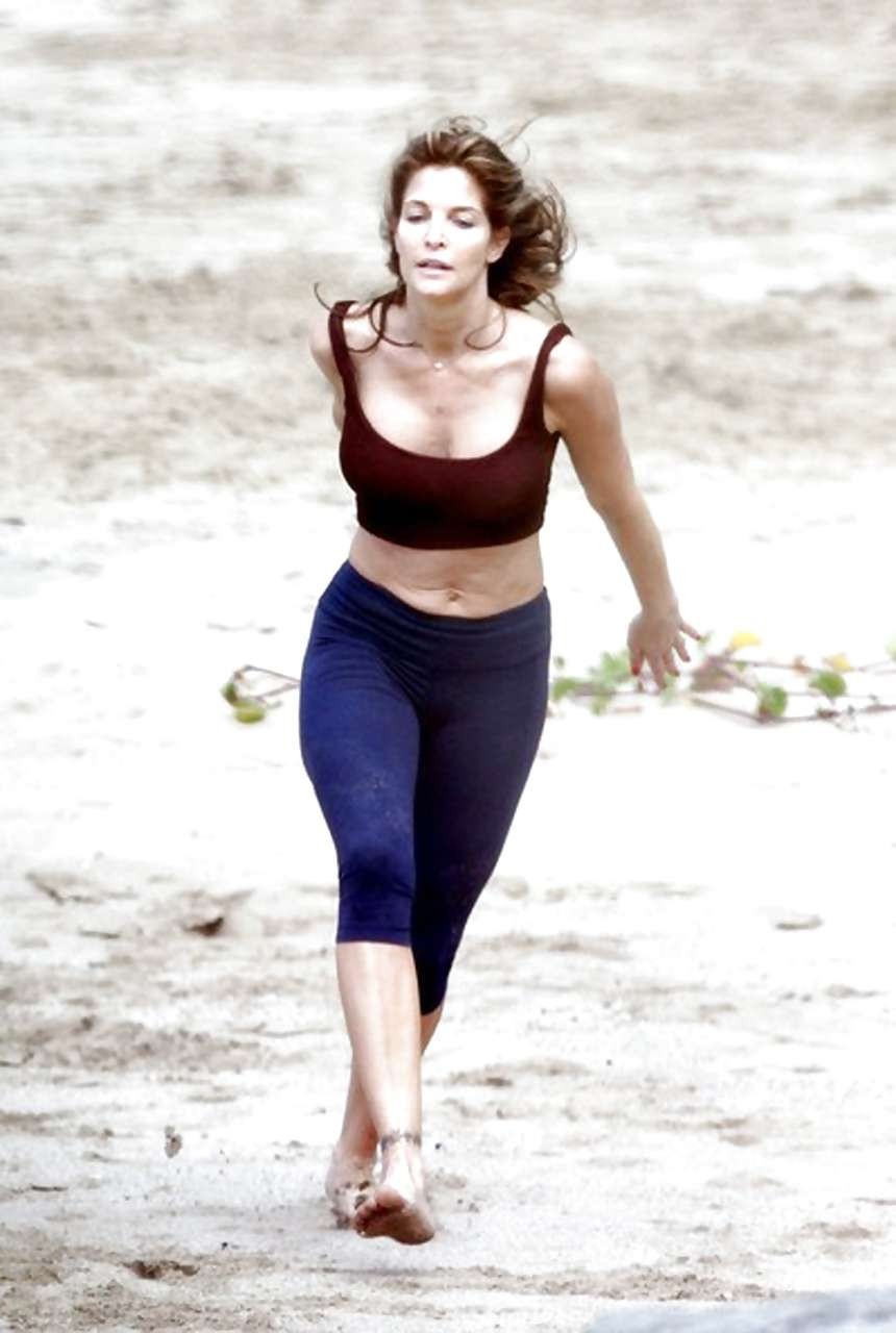 Stephanie seymour mostrando su gran culo en la playa mientras hace ejercicio
 #75278049
