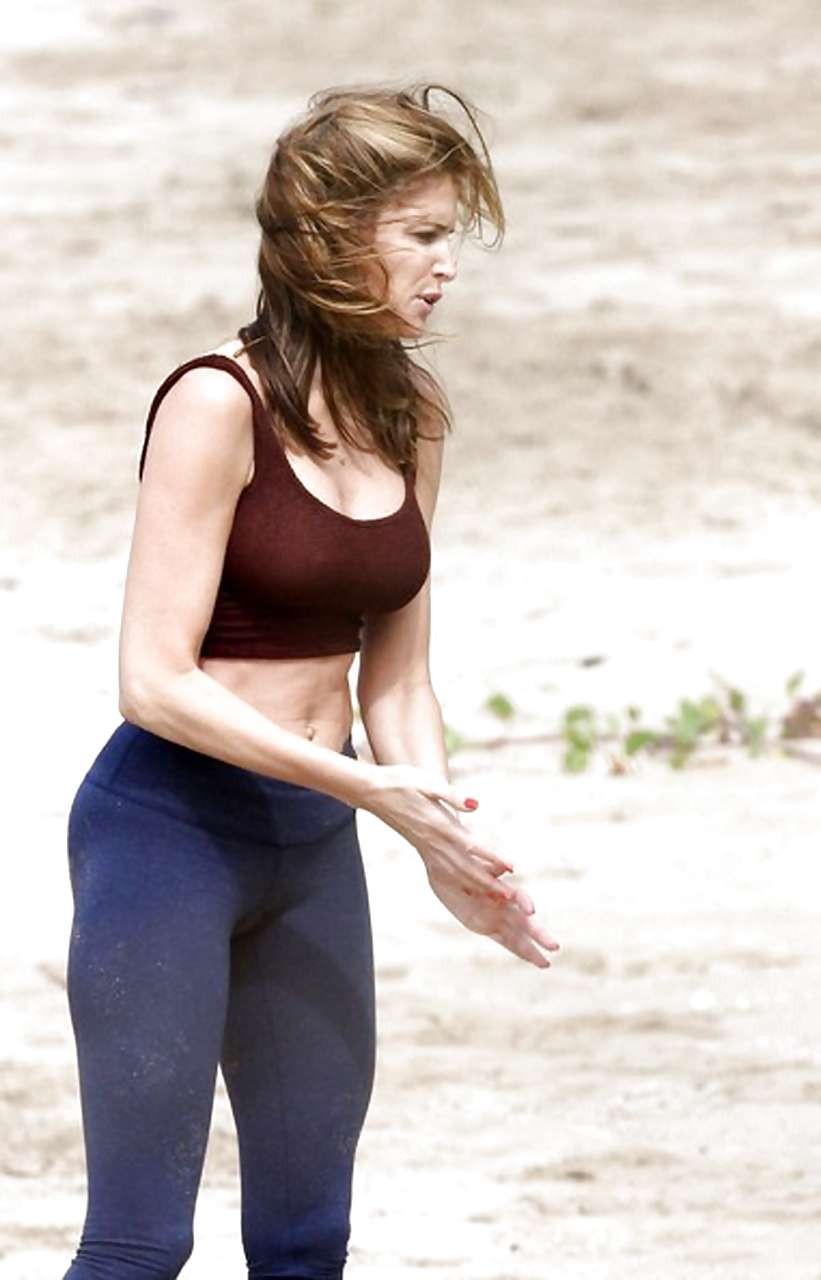 Stephanie Seymour zeigt ihren großen Arsch am Strand beim Training
 #75278081