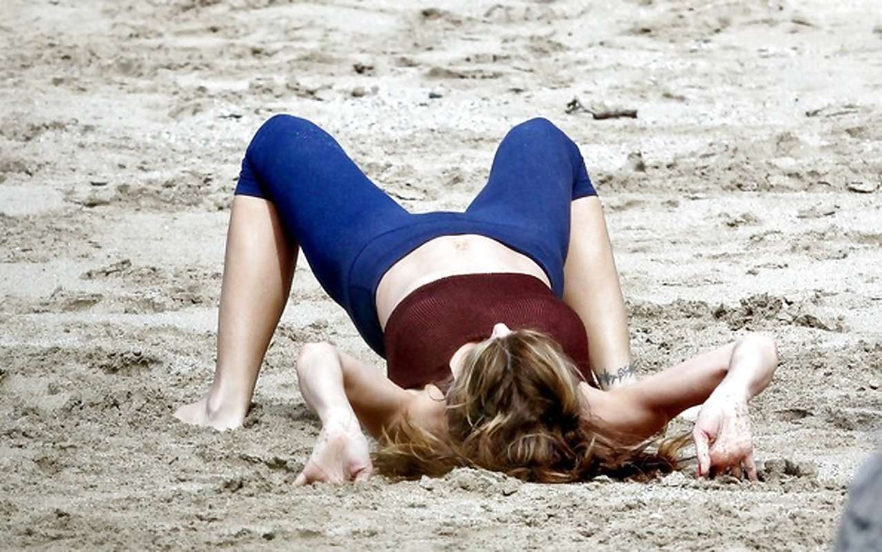 Stephanie Seymour showing her big ass on beach while working out #75278116