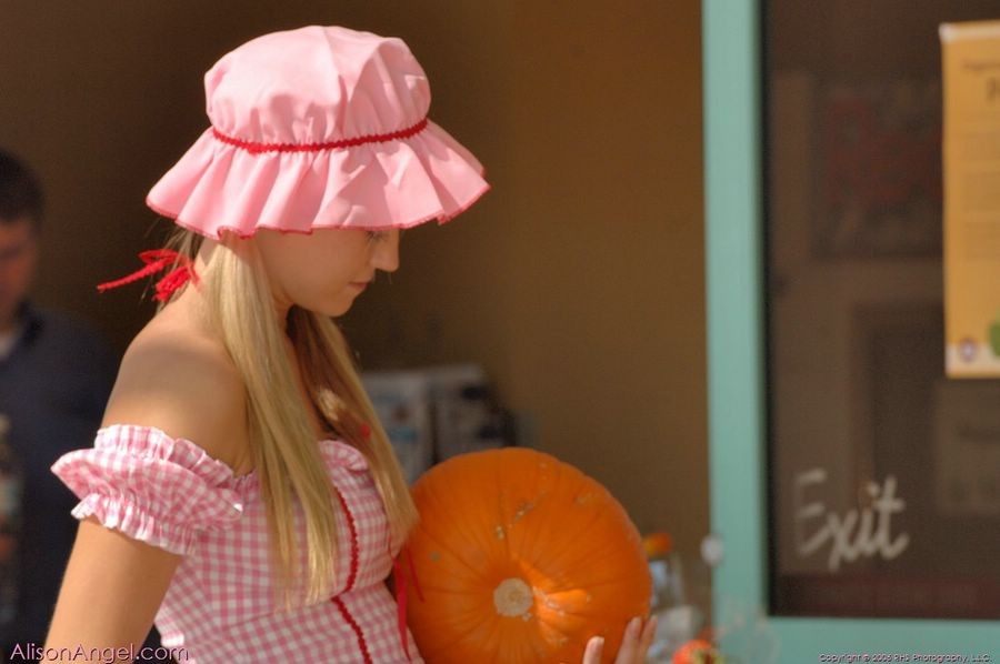 Alison verkleidet sich als Erdbeer Shortcake für Halloween
 #78035361