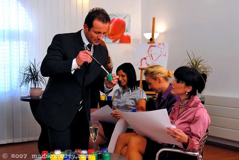 Pollas pintadas en una fiesta de pintura
 #78579274