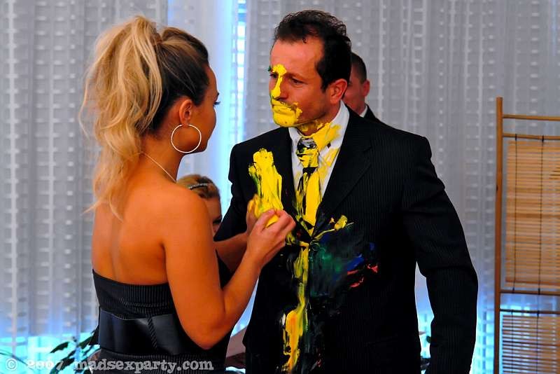 Pollas pintadas en una fiesta de pintura
 #78579278