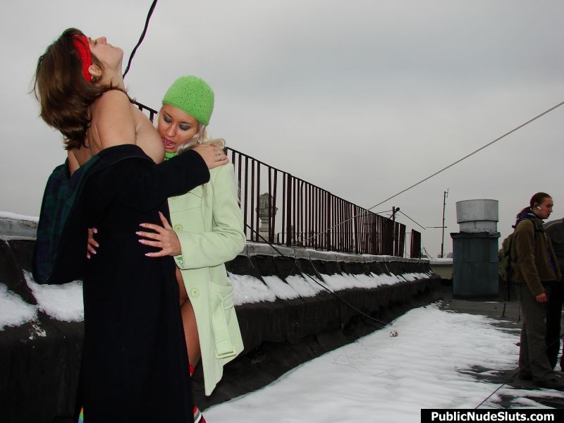 Freche Babe stachelt ihre Freundin zu lesbischen Experimenten in der Öffentlichkeit an
 #76741871