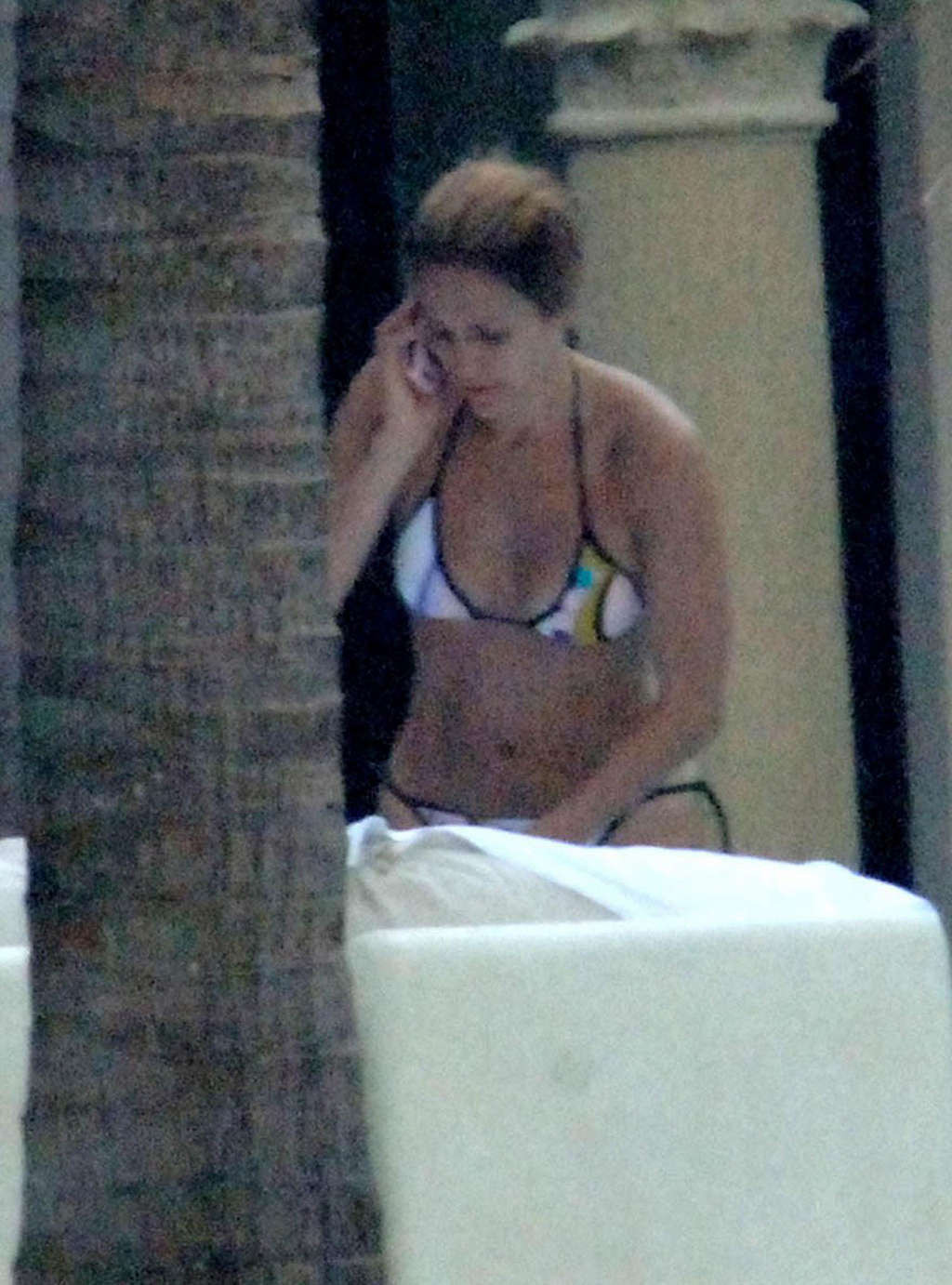 Jennifer Lopez montre ses fesses en bikini et ses photos très sexy.
 #75375024