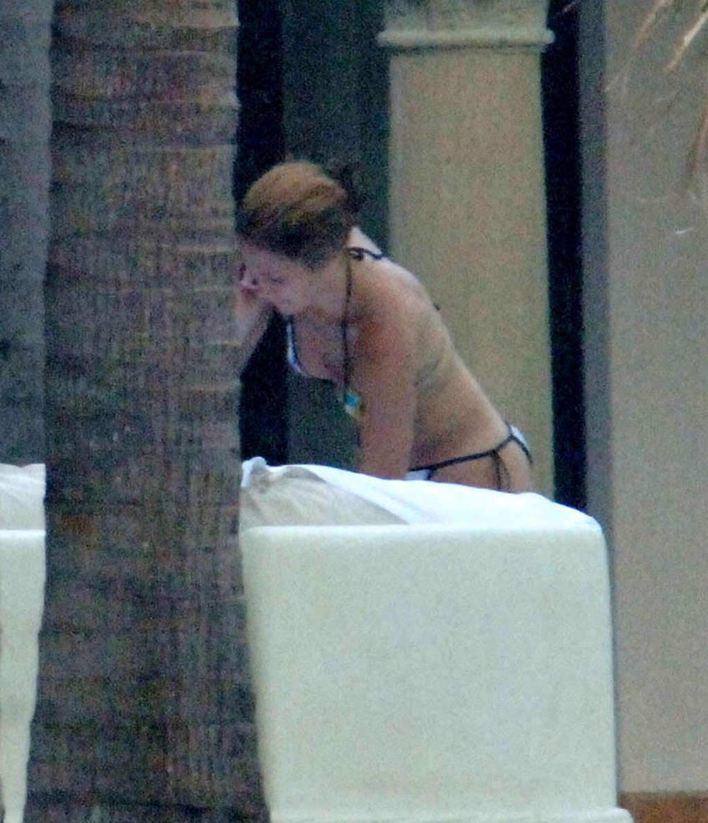 Jennifer Lopez montre ses fesses en bikini et ses photos très sexy.
 #75375045
