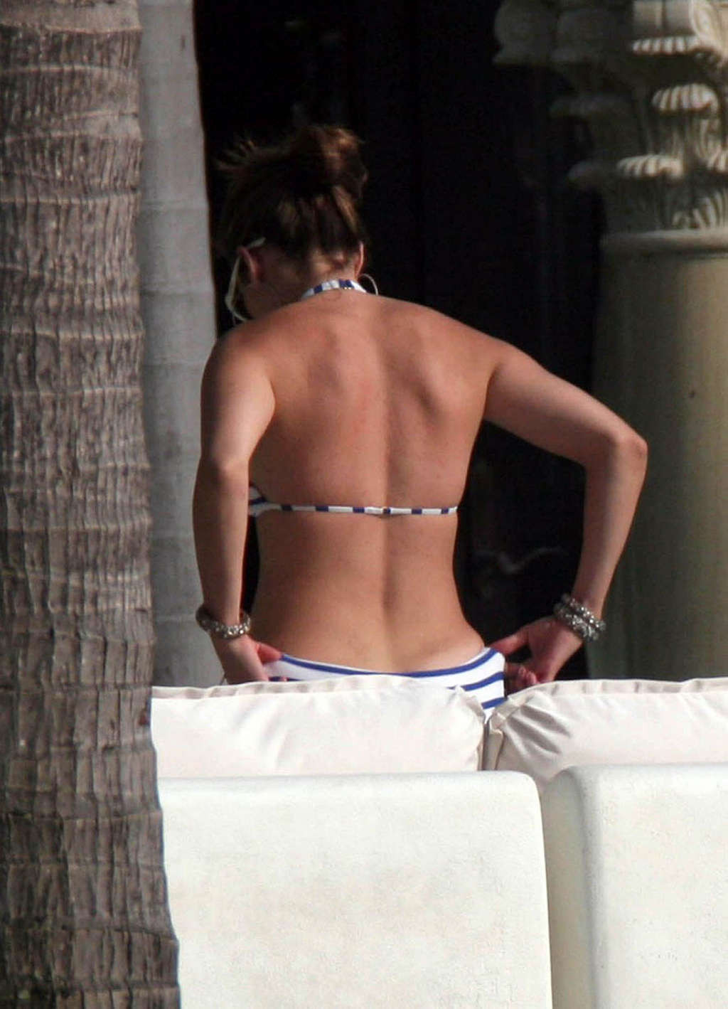 Jennifer Lopez montre ses fesses en bikini et ses photos très sexy.
 #75375067