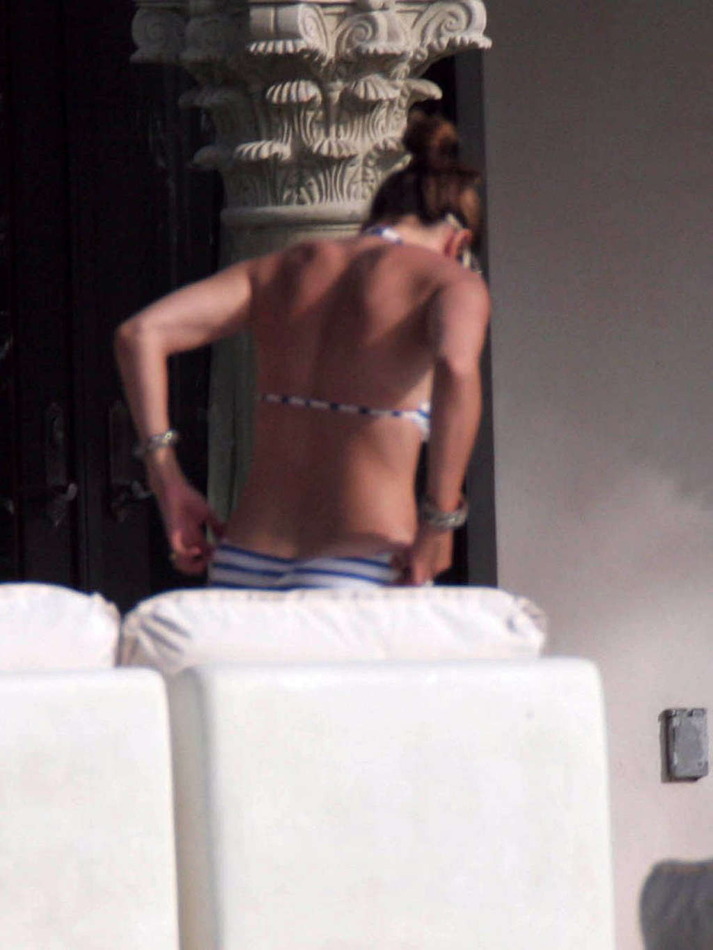 Jennifer Lopez montre ses fesses en bikini et ses photos très sexy.
 #75375082