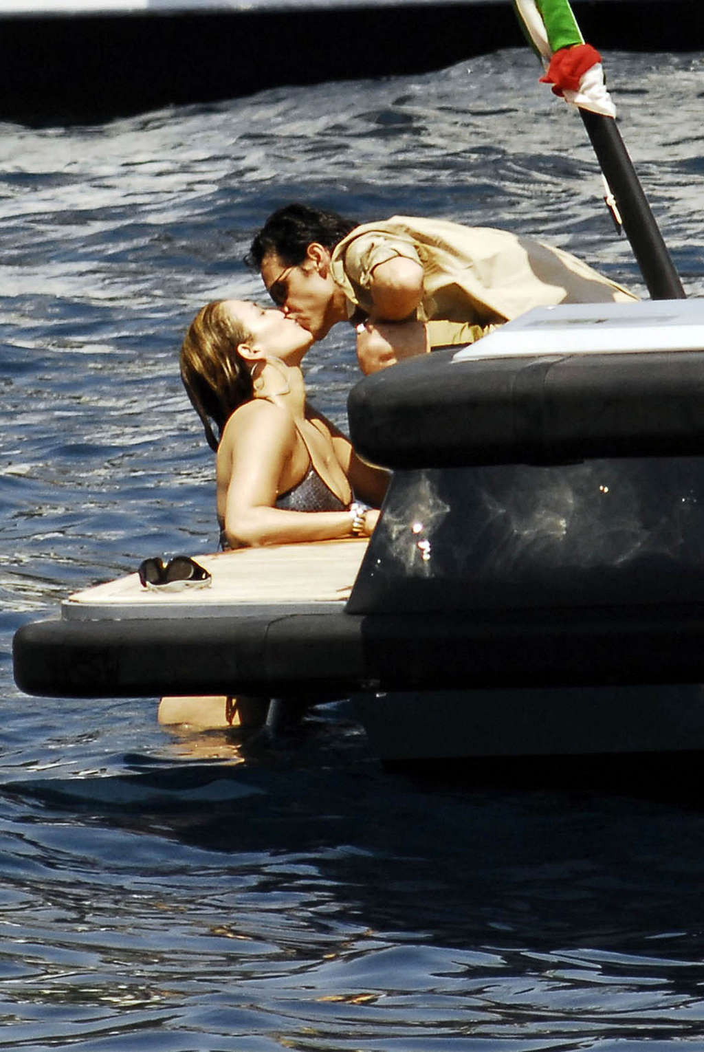 Jennifer Lopez montre ses fesses en bikini et ses photos très sexy.
 #75375151