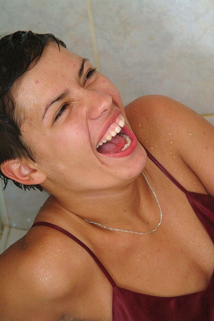 Sexy teenager peloso che scopa un cetriolo nella vasca da bagno
 #73221777