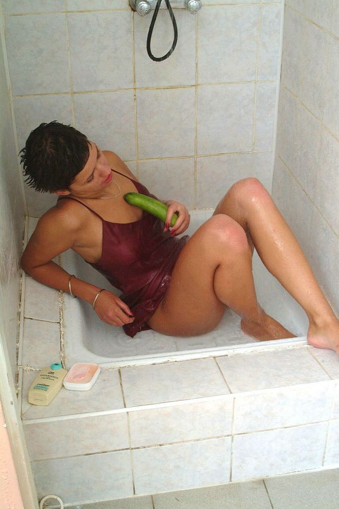 Sexy haarige Teenie fickt eine Gurke in der Badewanne
 #73221790