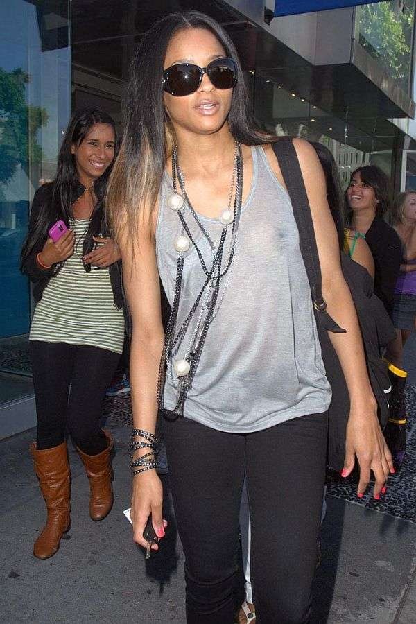 Ciara, star de la pop noire, montre ses gros tétons durs.
 #73390706