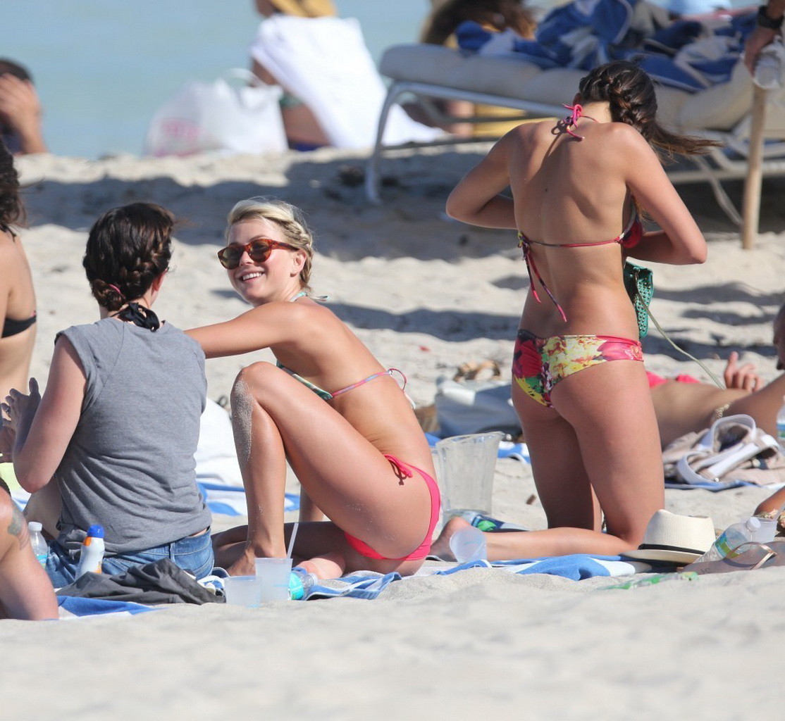 Nina dobrev montrant ses fesses en bikini à fleurs à la plage de Miami.
 #75233870