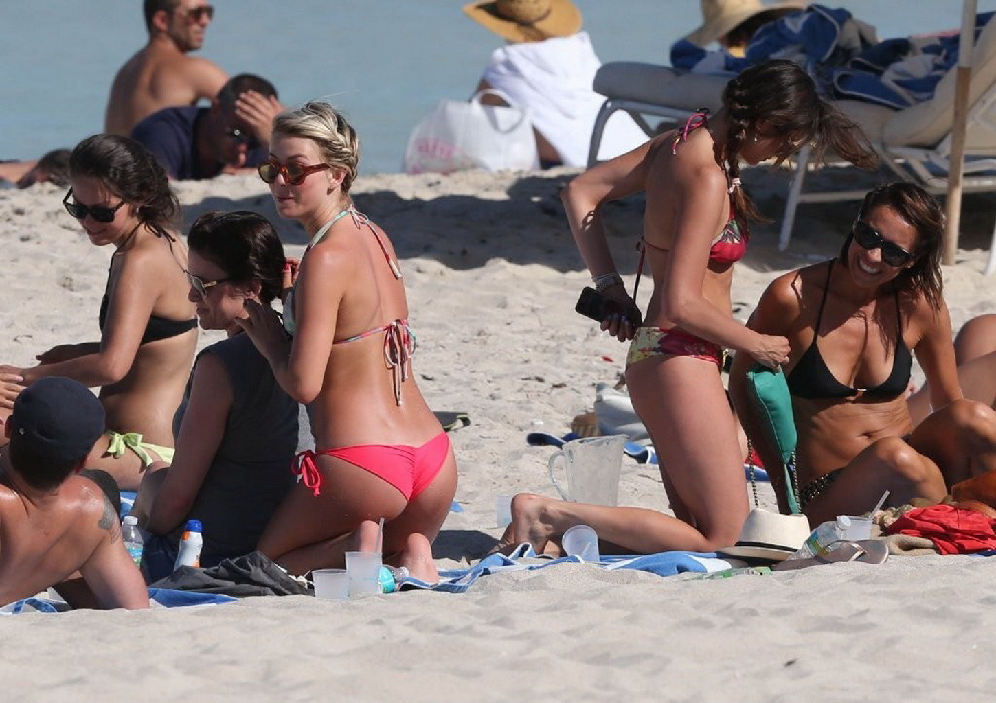 Nina dobrev montrant ses fesses en bikini à fleurs à la plage de Miami.
 #75233876