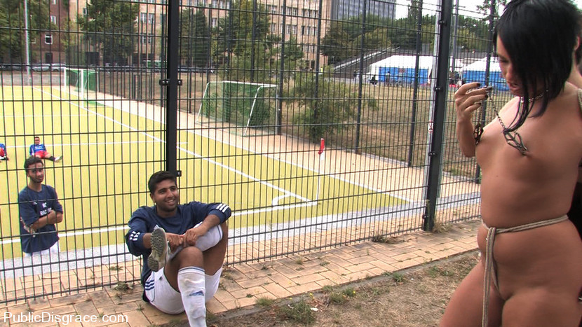 Mädchen wird gefesselt und ausgesetzt, um Feld von Fußballspielern
 #72184308