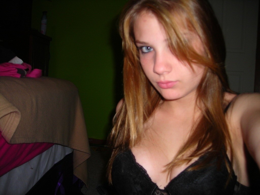 Hookers posieren und spreizen ihre Beine
 #77049881