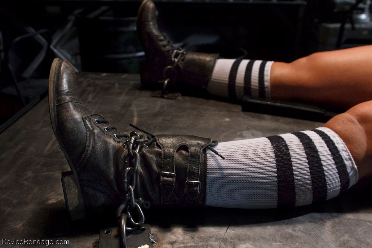 Gerät Bondage schöne Frauen in bdsm spielen zurückhaltend caned gefickt gedemütigt 
 #71984698