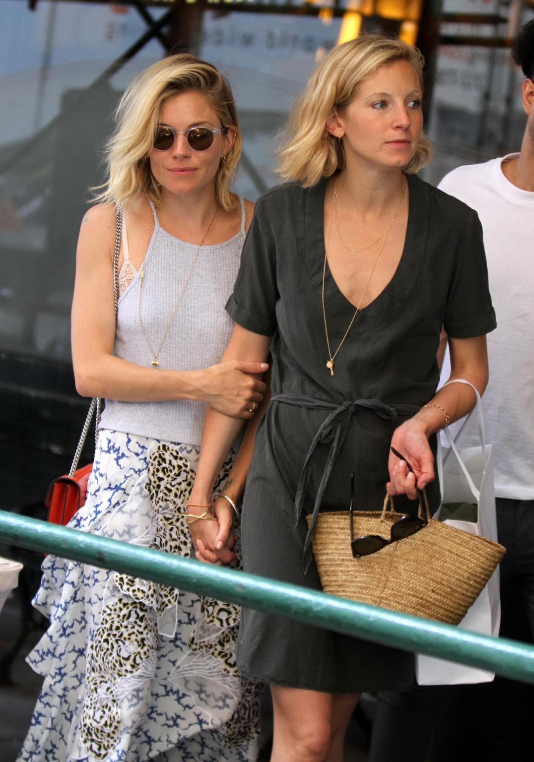 Sienna miller reggiseno sbirciare fuori in soho new york city
 #75156681