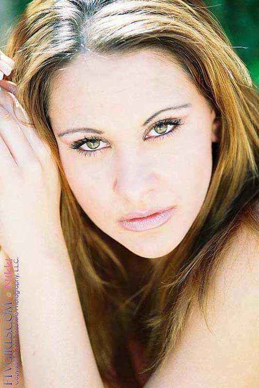 美女がピンクの唇を広げる
 #78950339