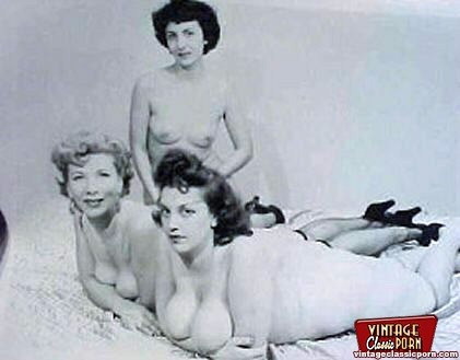 Quelques lesbiennes vintage montrant leurs corps fins
 #78462039