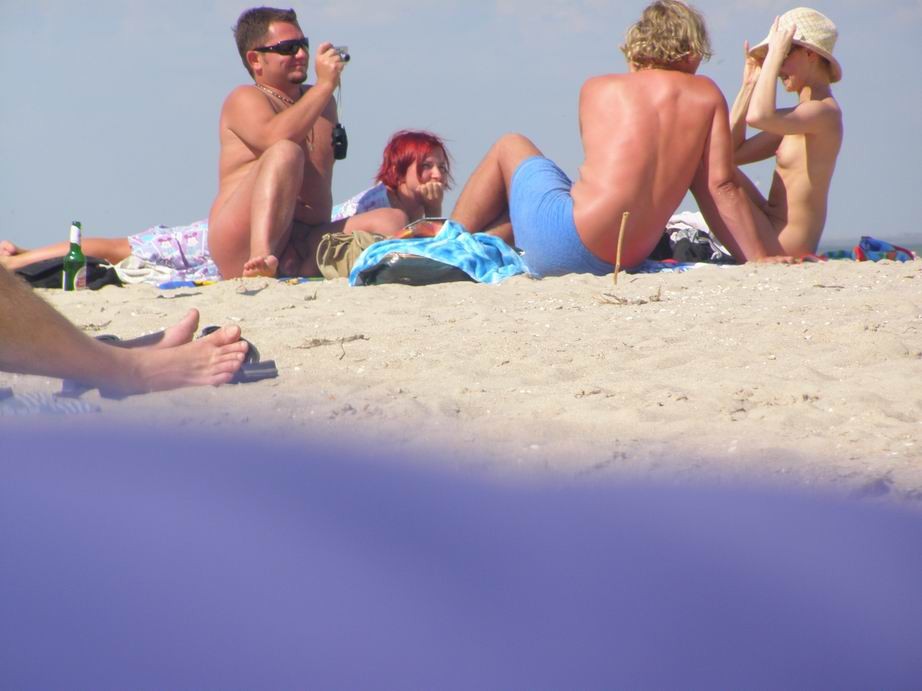 Milf sexy desnuda en una playa nudista bajo el sol
 #72250873