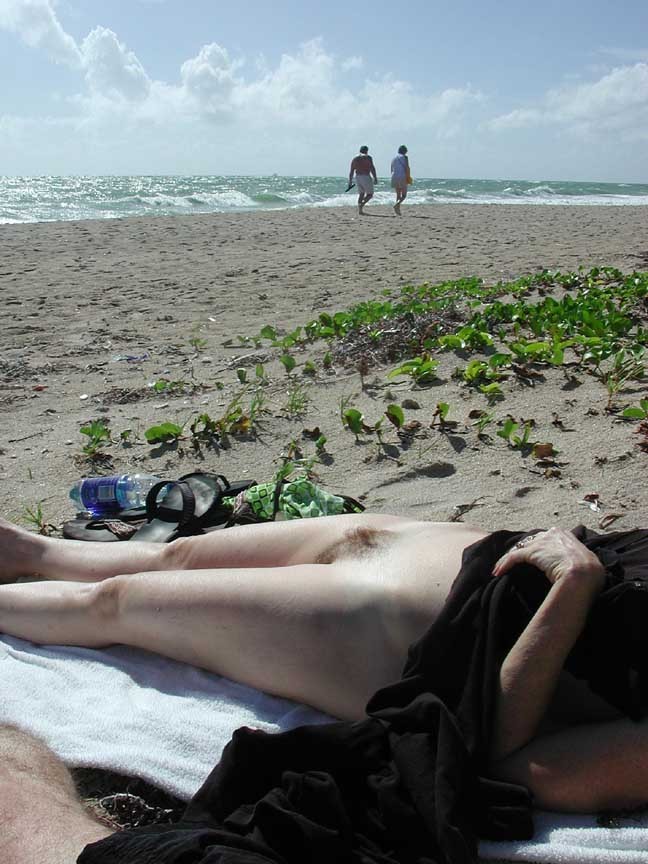 Milf sexy desnuda en una playa nudista bajo el sol
 #72250922