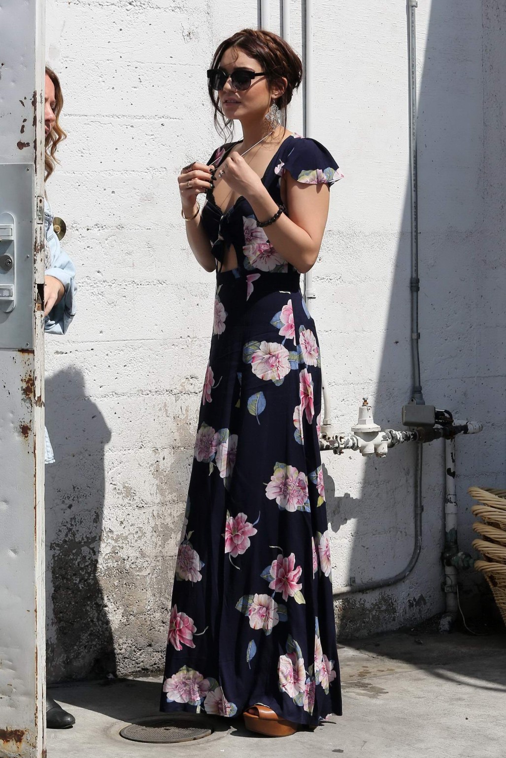 Vanessa Hudgens con un vestido de verano de corte bajo en Beverly Hills
 #75237353
