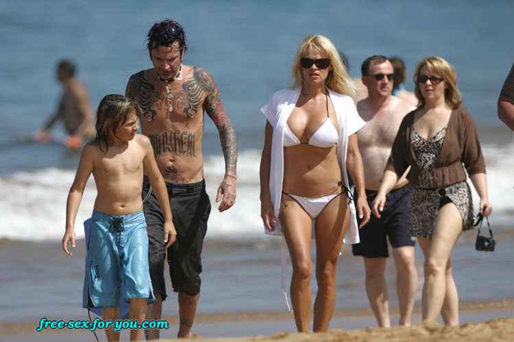 Pamela anderson zeigen muschi und titten und posieren im bikini
 #75436706