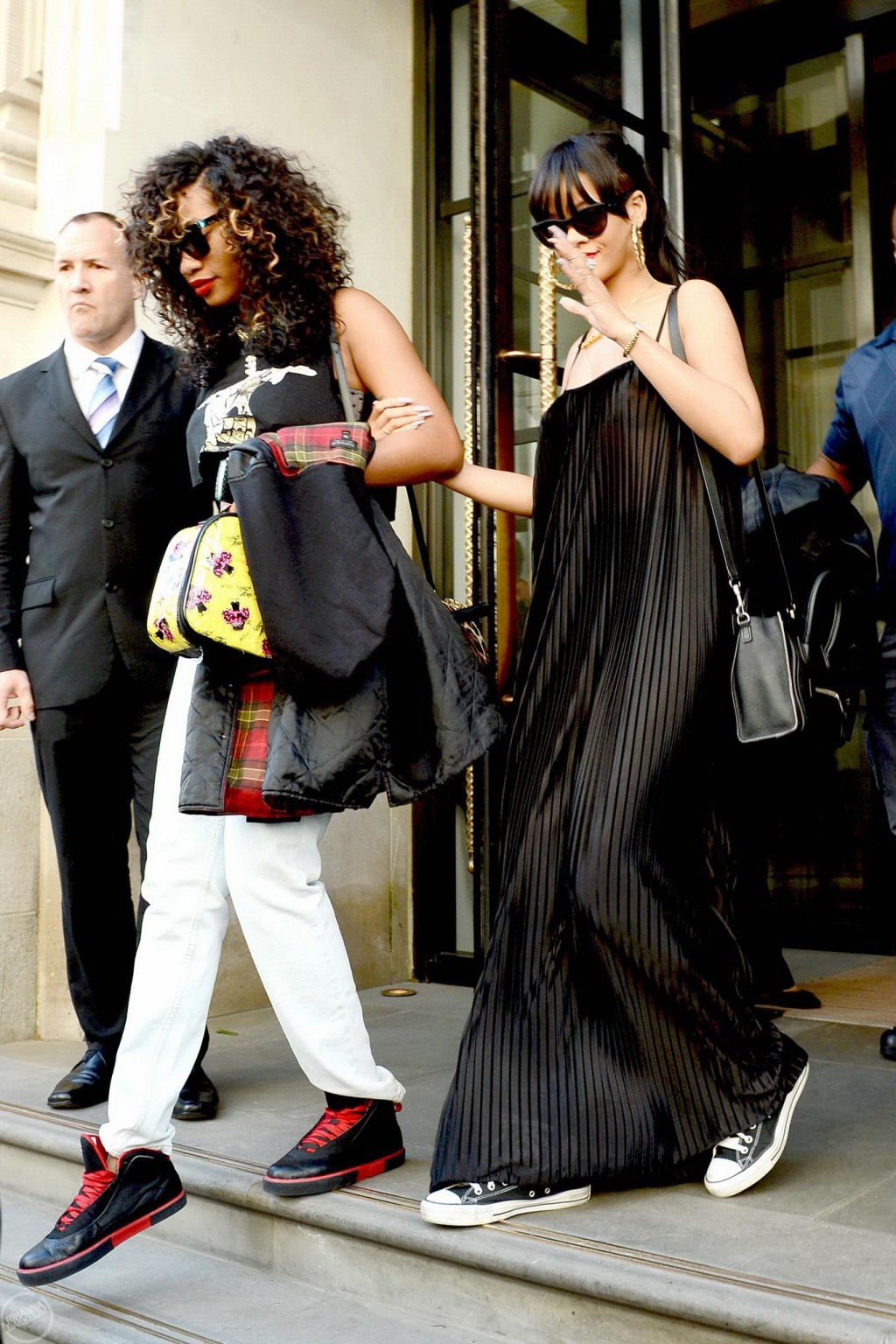 Rihanna sin sujetador y con un top transparente saliendo de su hotel en Londres
 #75259132