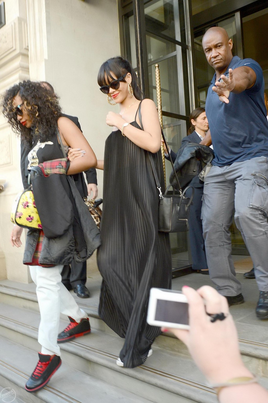 Rihanna senza reggiseno in top vedere attraverso lasciando il suo hotel a Londra
 #75259138