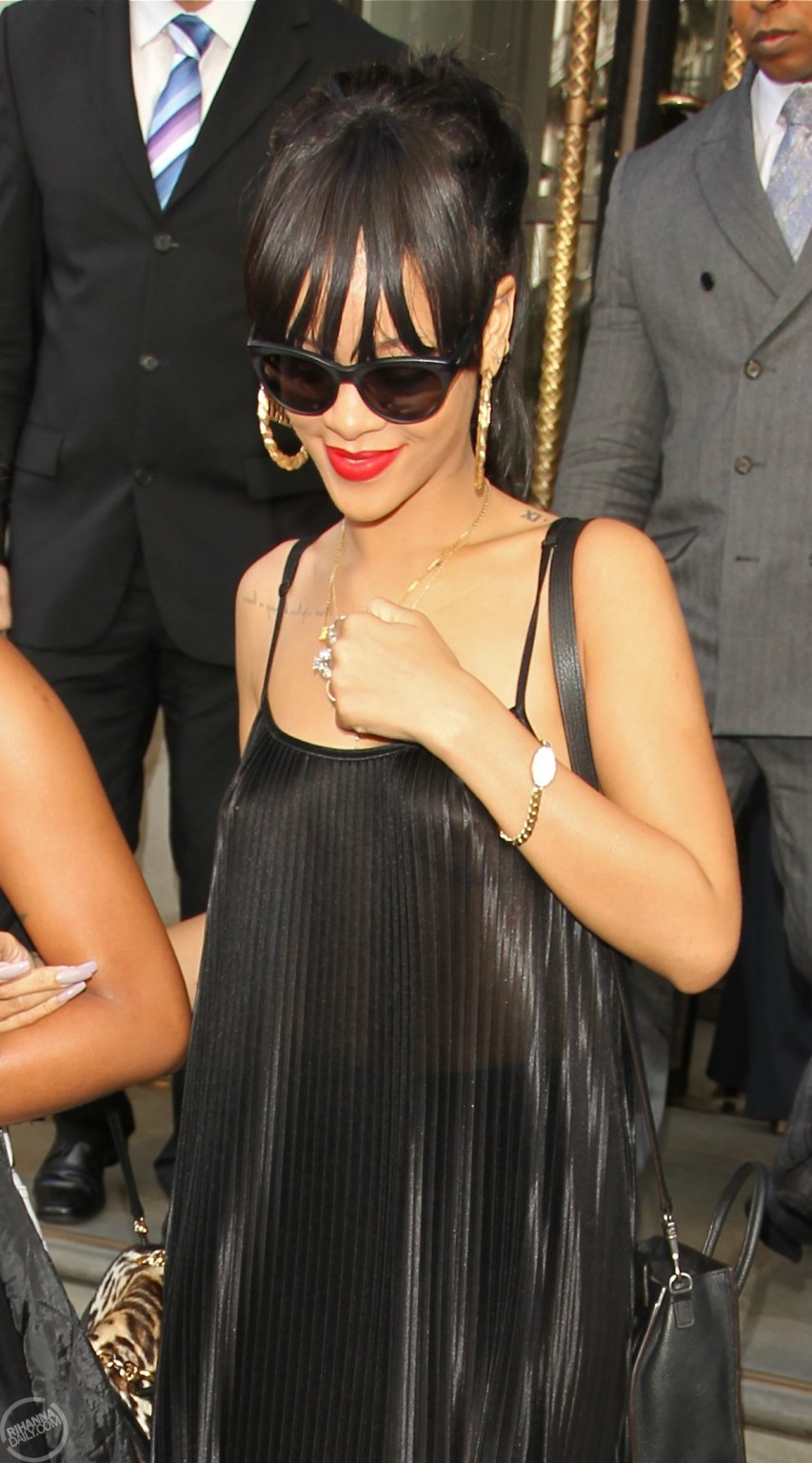 Rihanna sans soutien-gorge dans un haut transparent quittant son hôtel à Londres.
 #75259148