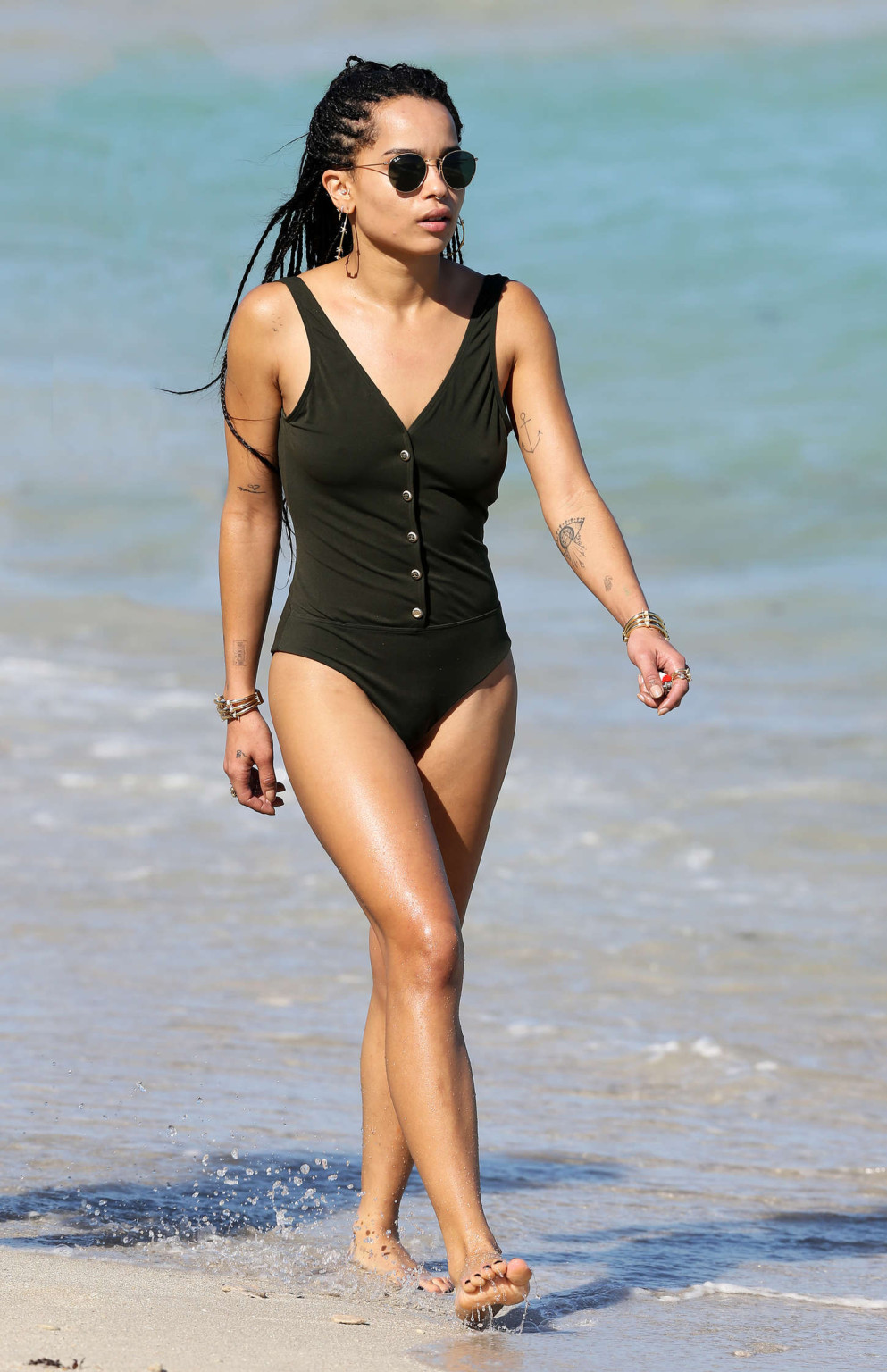 Zoe Kravitz che mostra i pokies duri e il culo in costume da bagno nero alla spiaggia in Miami
 #75170985