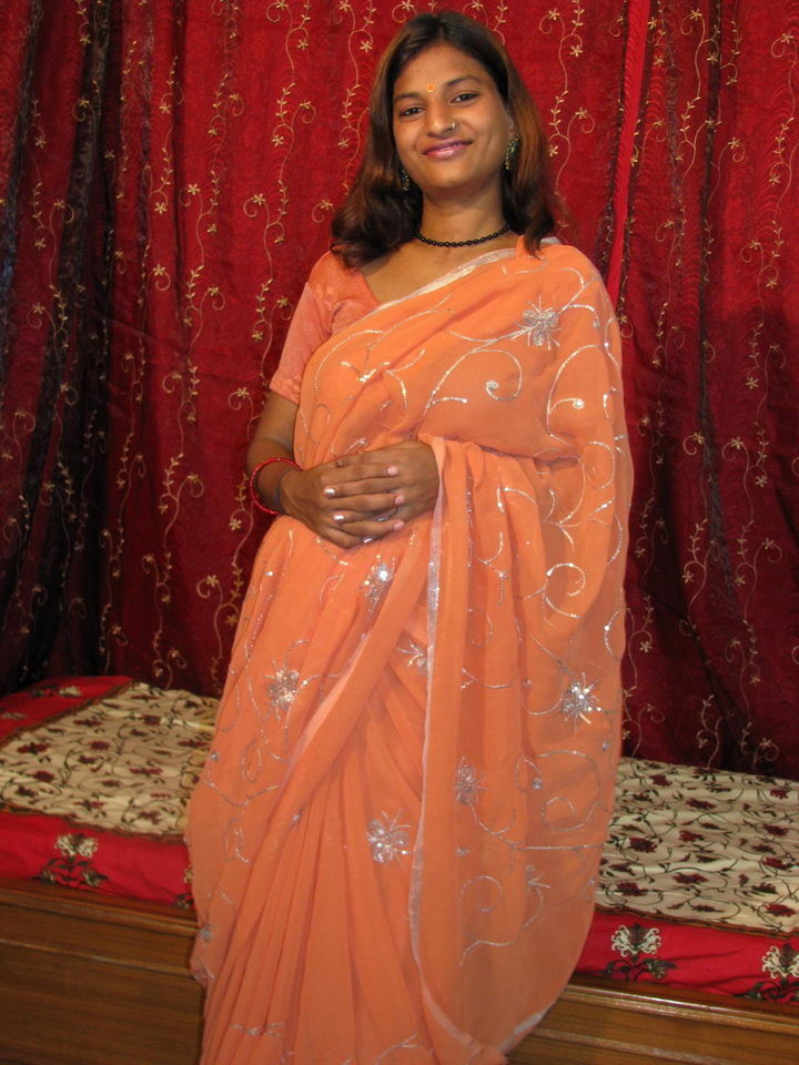 Femelle indienne enceinte en train de poser
 #77766911