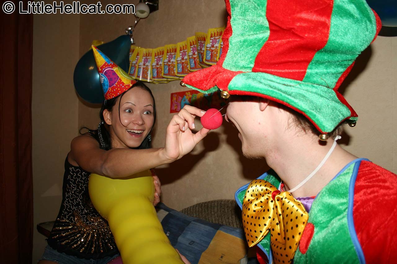 Piccola ragazza amatoriale di compleanno scopa clown
 #79053917