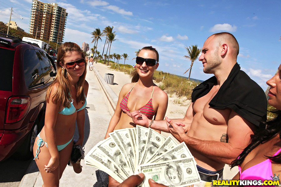 Jeunes en bikini chauds flash et baiser sur la plage chaude chatte chauve ados fuck pics
 #67438143