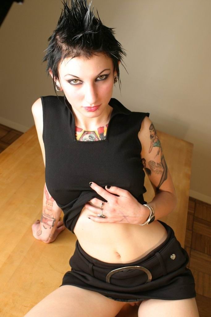 Freche Gothic-Brünette zeigt ihre Körperpiercings und Tattoos
 #73273978