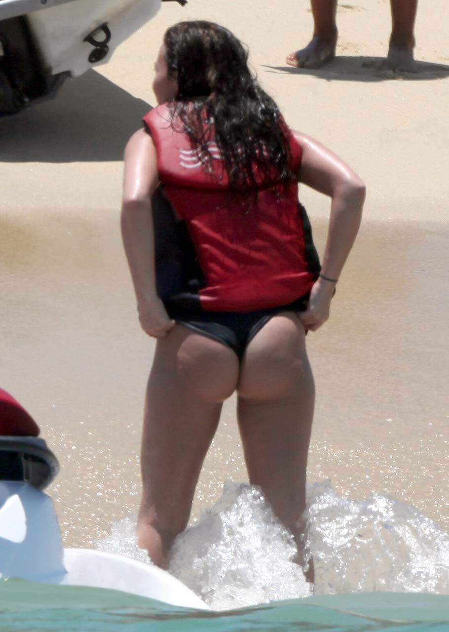 Demi lovato zeigt Arschritze im Bikini am Strand und bekommt ihre Titten angefasst
 #75323558