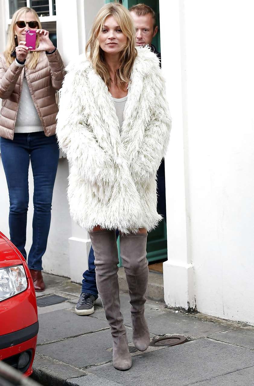 Kate Moss exposant une jupe haute et transparente dans la rue
 #75227387