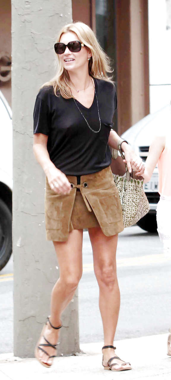 Kate Moss exposant une jupe haute et transparente dans la rue
 #75227466