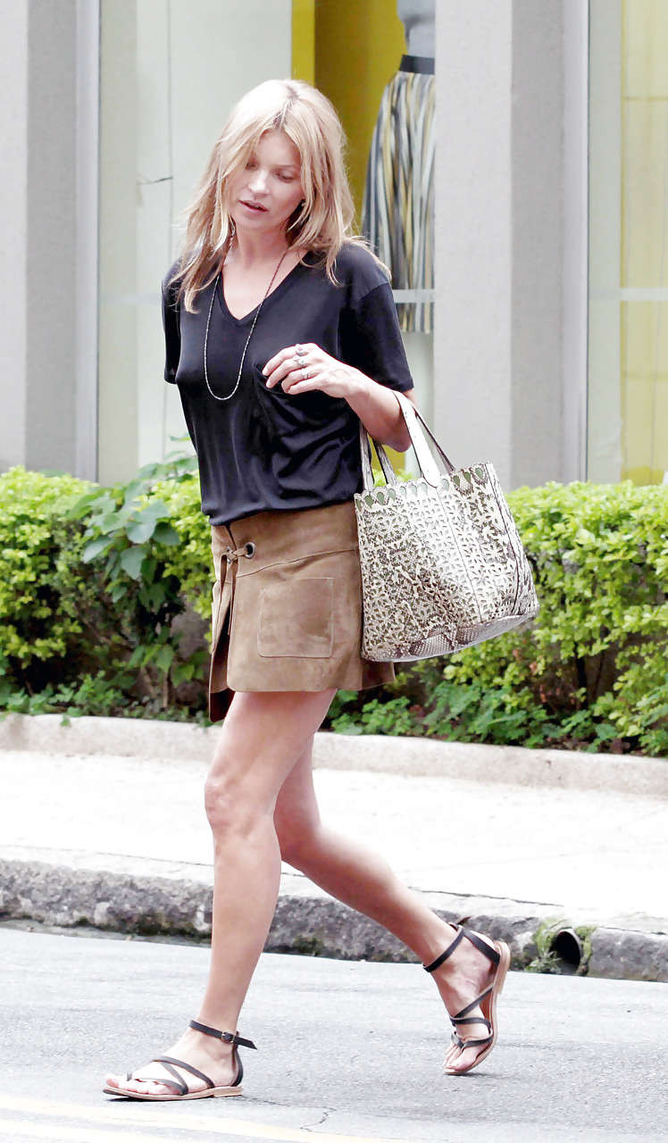 Kate Moss exposant une jupe haute et transparente dans la rue
 #75227471