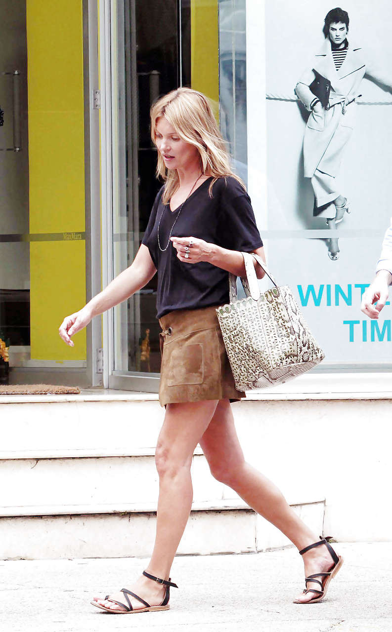 Kate Moss exposant une jupe haute et transparente dans la rue
 #75227479