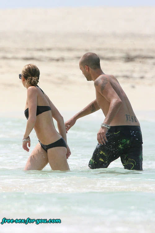Lindsay lohan capezzolo scivolare e bikini spiaggia foto paparazzi
 #75435005