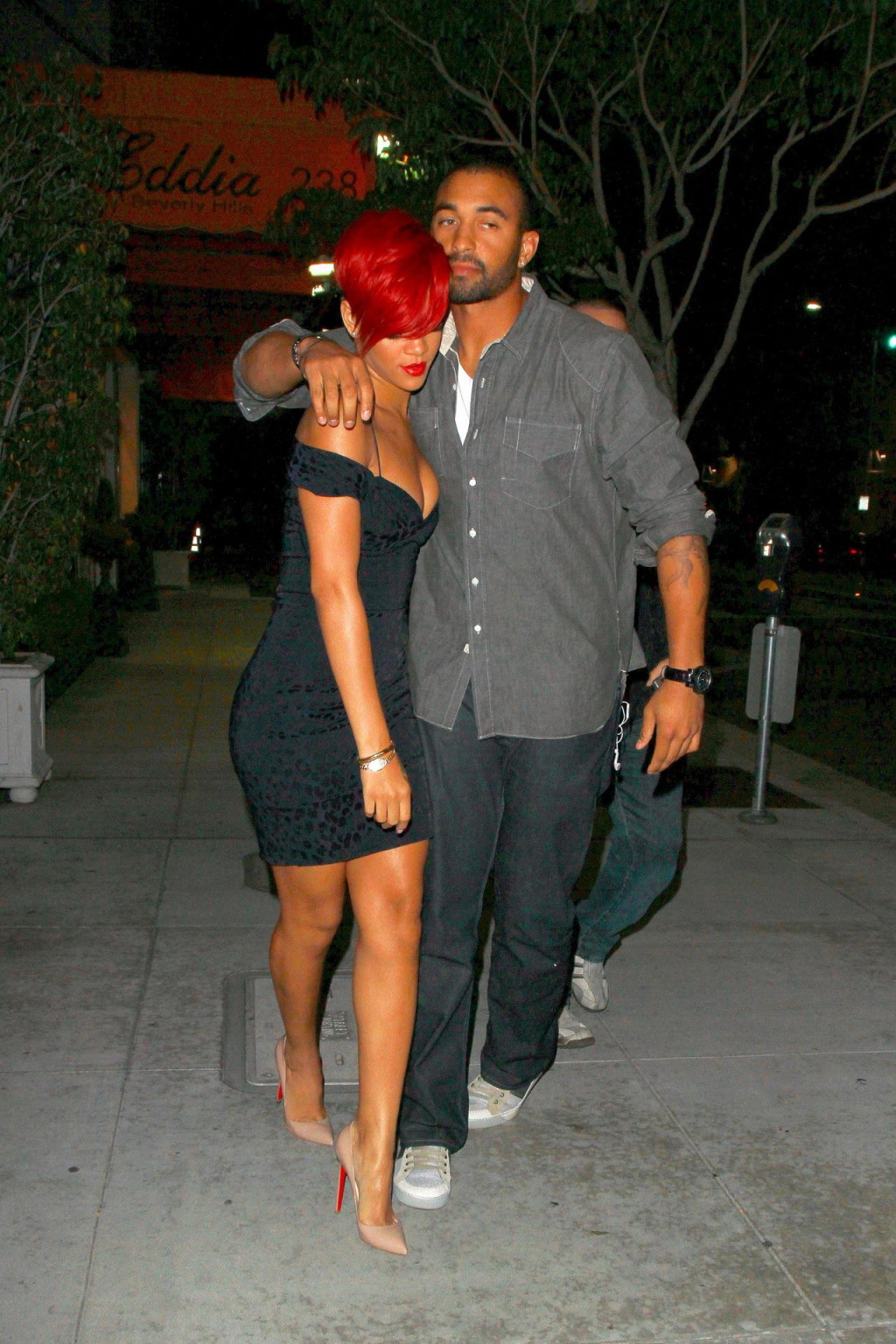 Rihanna montre un énorme décolleté en portant une mini robe à Hollywood
 #75343765