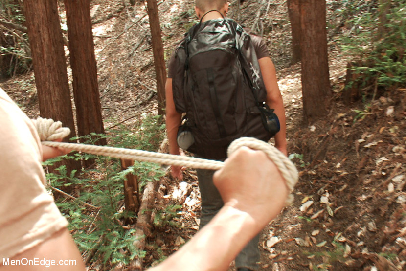 El semental heterosexual Logan Vaughn es capturado en los bosques profundos y es dominado por días.
 #72024481
