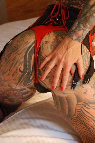 Tatuaggio estremo e piercing
 #73229379
